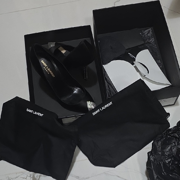 Saint Laurent Elegant Black Heels with Silver Tips - Picture 8 of 10